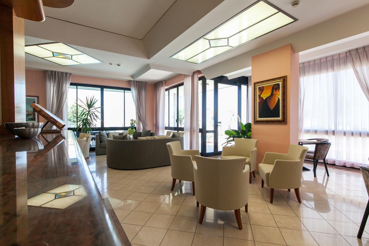 Hotel Universal بيلاريا-إيجيا مارينا المظهر الخارجي الصورة